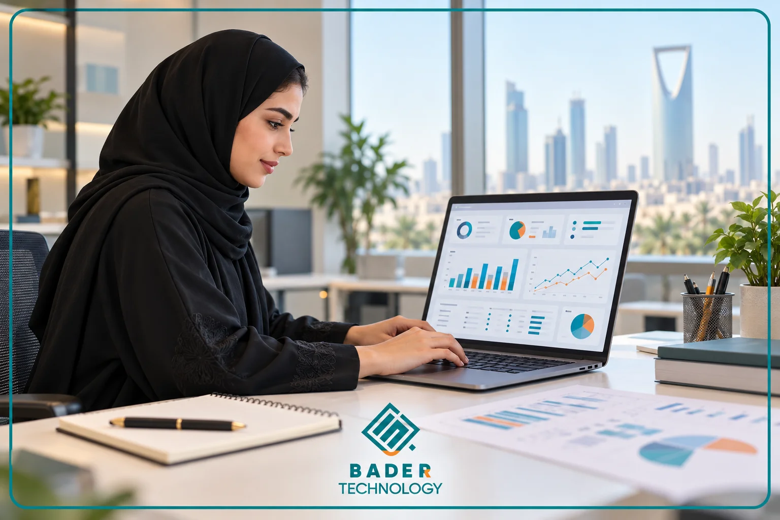 متدربة تشارك في دورة تحليل البيانات في السعودية وتعمل على لوحة معلومات تفاعلية